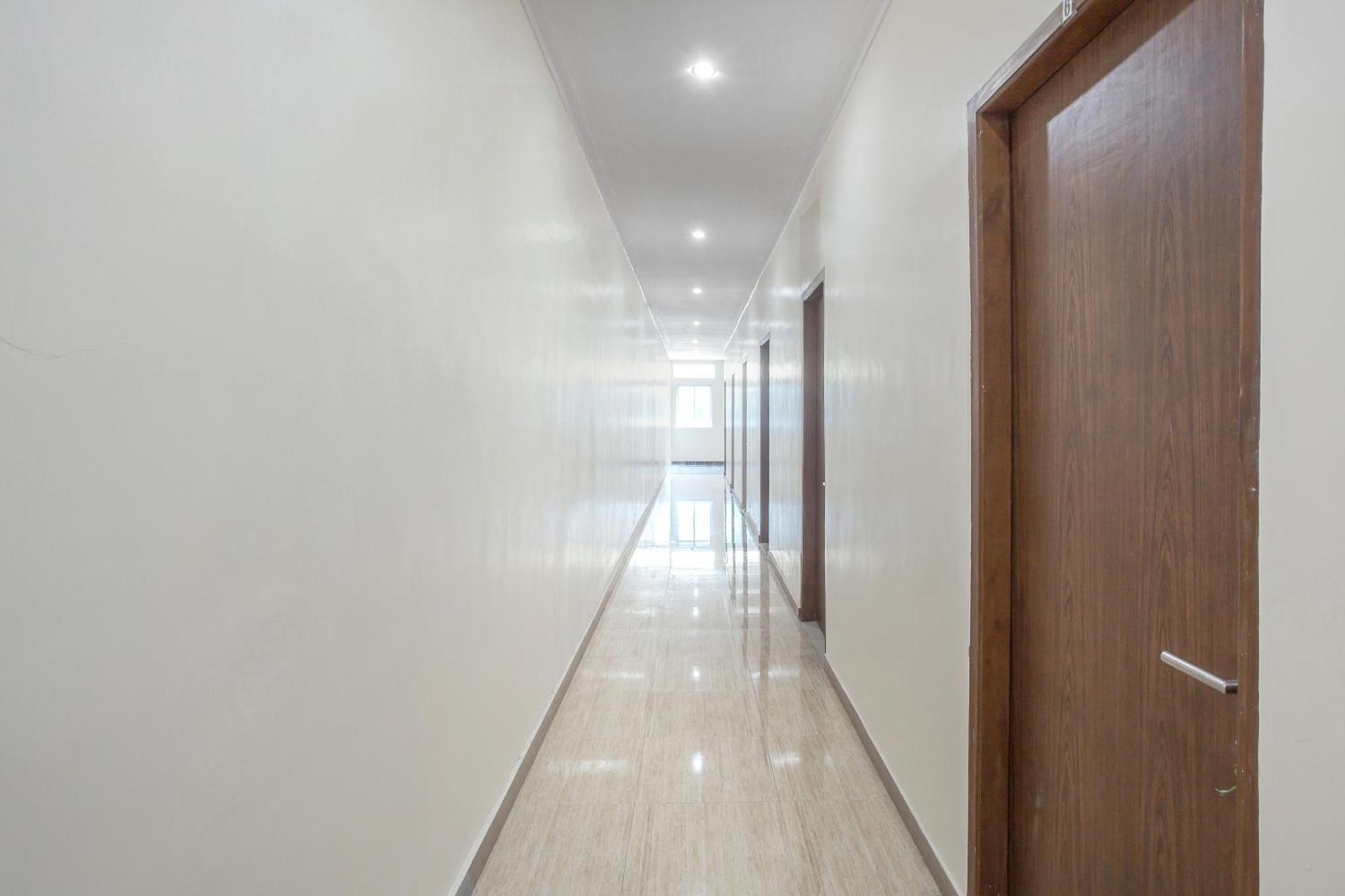 OYO 134 Lg Residence Surabaya Buitenkant foto